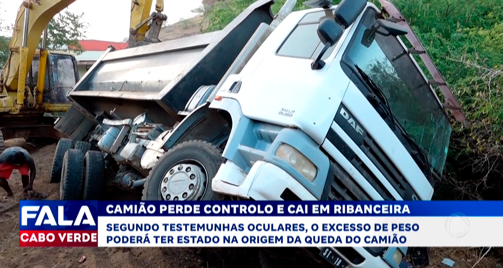 CAMIÃO PERDE CONTROLO E CAI EM RIBANCEIRA