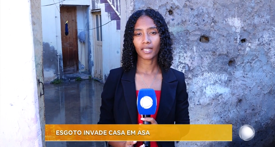 ESGOTO INVADE CASA EM ASA