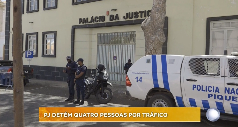 PJ DETÉM QUATRO POR TRÁFICO