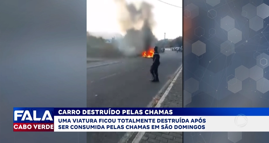 CARRO DESTRUÍDO PELAS CHAMAS