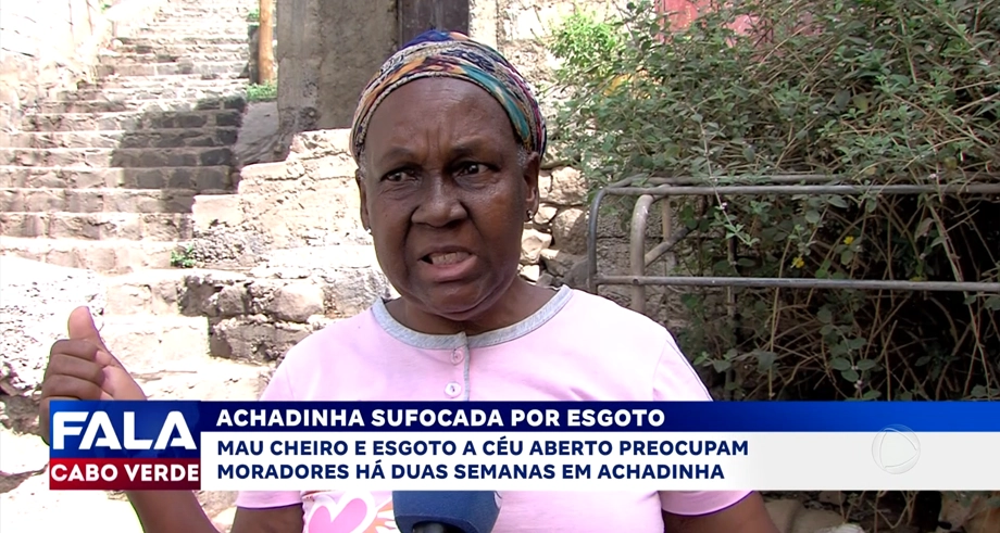 ACHADINHA SUFOCADA POR ESGOTO