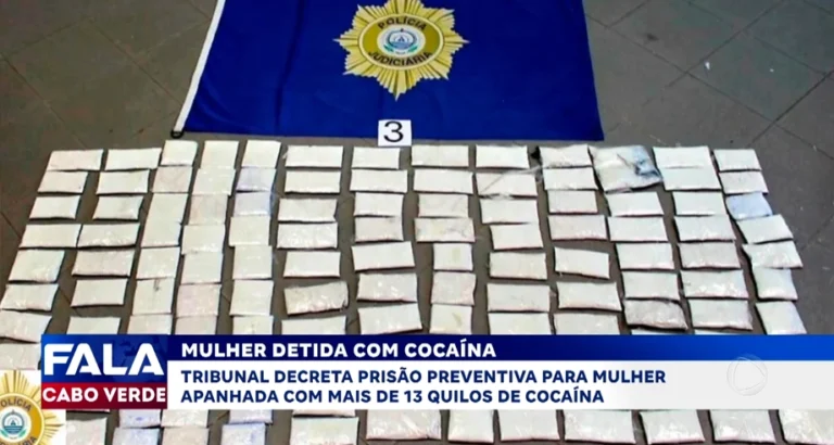 MULHER DETIDA COM COCAÍNA