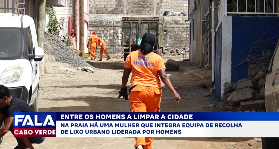 Mulher se destaca por integrar equipe de recolha de lixo urbano