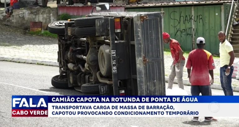 CAMIÃO CAPOTA NA ROTUNDA DE PONTA DE ÁGUA